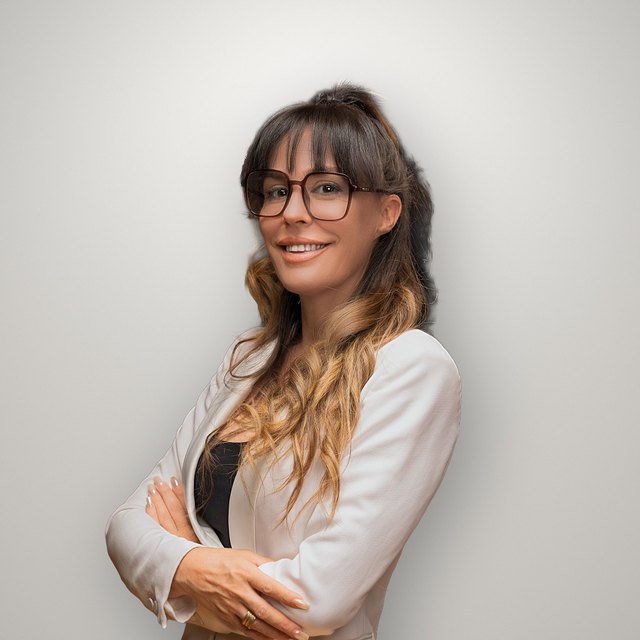 Magdalena Mancebo, con gafas y los brazos cruzados, sonriendo