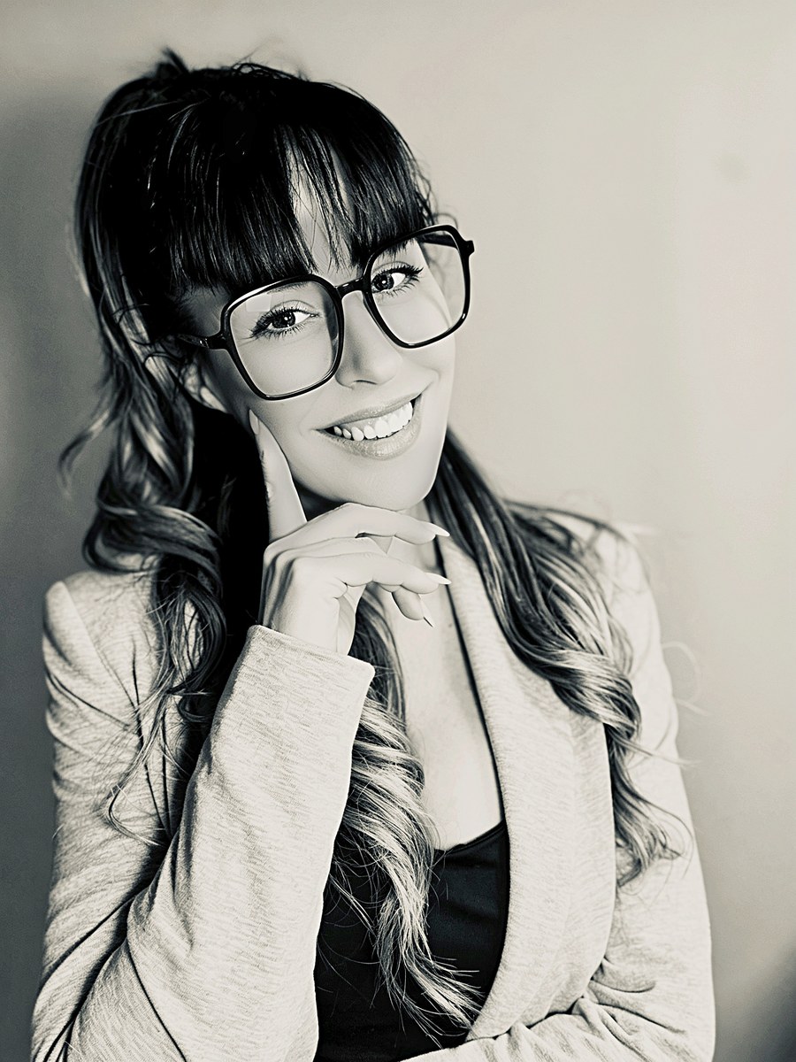 Magdalena Mancebo, Graduada Social, sonriendo, en blanco y negro